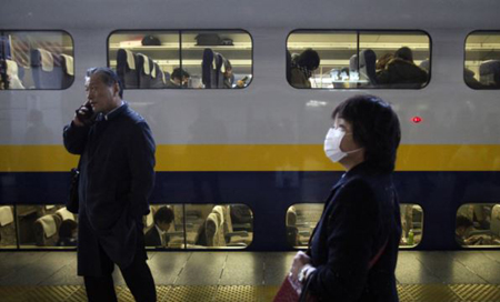 Hành khách đi tàu điện ngầm lo lắng đón nhận thông tin liên quan đến trận động đất.